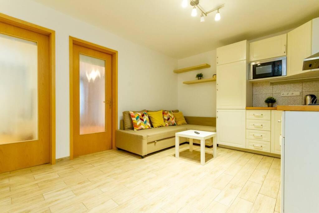 Diplomat Quarter 2 Bdr By Newave * Budapest